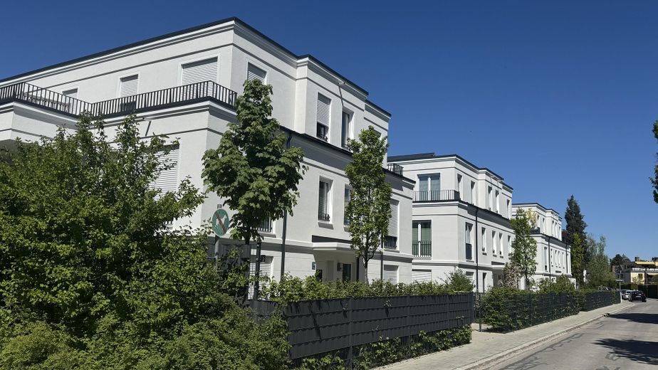 NEUWERTIGE VILLENWOHNUNG | SÜD/WEST | 2 BALKONE | GRÜNBLICK | EBK + MAẞ-EINBAUTEN + SMART HOME – Wohnanlage