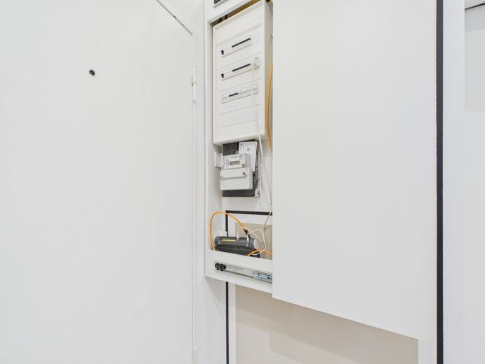 bezugsfreie 3 1/2-Zimmer-Wohnung mit Balkon in Charlottenburg, hochwertig möbliert – neue Elektrik