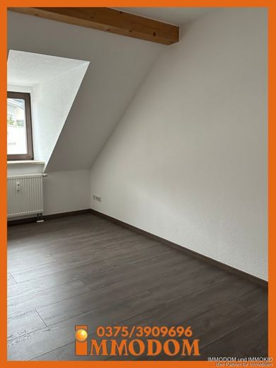 3-Zimmer-Dachgeschoss-Wohnung mit großem BALKON und Holzbalkendecke zu vermieten! – Kind