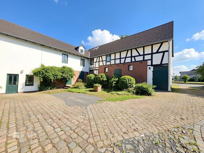 Ein Ort, der mehr ist als nur eine Immobilie - Exklusives Reitanwesen mit historischem Charme – Innenhof Ansicht