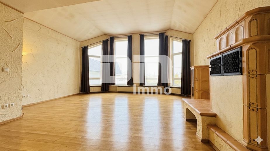 Altengerechtes Wohnen mit Charme: Großzügiger Bungalow auf großem Grundstück + Nebengebäude – Wohn / Essbereich halboffen mit Kachelofen