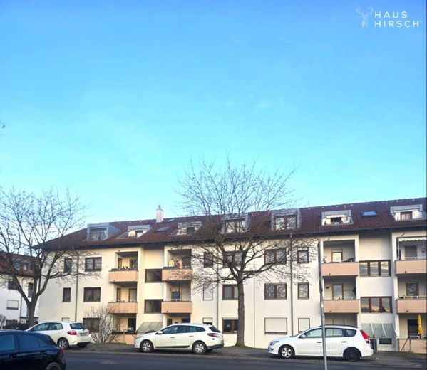 Gemütliche Dachgeschosswohnung mit Balkon und Traumblick! – Haus