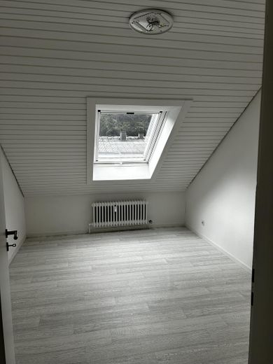 Appartement lumineux de 3 pièces sous les combles avec balcon – Photo 4