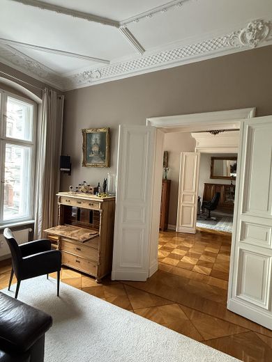 Repräsentative Altbauwohnung in zentraler Lage – Foto 3