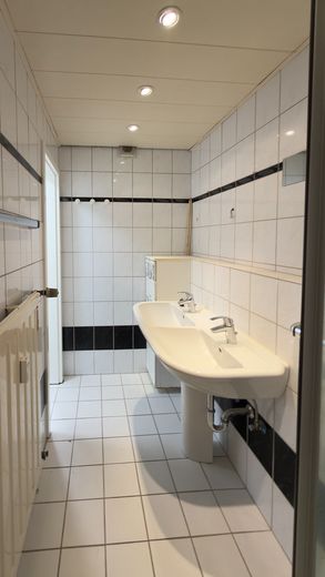 Appartamento modernamente attrezzato con cucina e vista panoramica in una tranquilla strada senza uscita – Bad - Bild 1