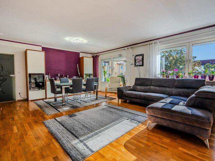 104 m² Wohnkomfort in ruhiger Lage – 3 Zimmer, Balkon & Stellplatz – Wohnzimmer-2