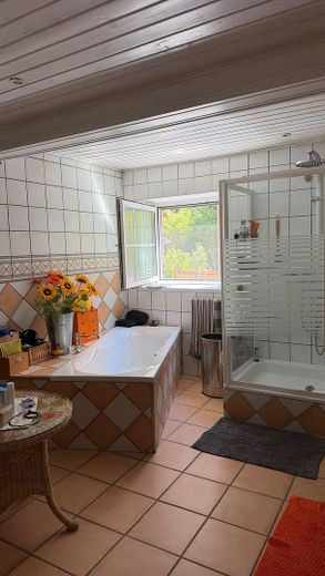 Freistehendes Einfamilienhaus mit Einliegerwohnung – großes Bad m.Fenster z. Garten
