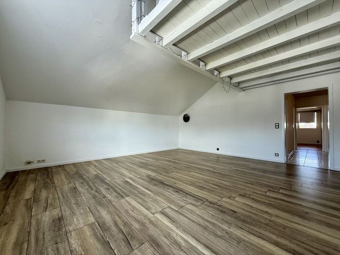 Fröndenberg-Westick: Eigentumswohnung der besonderen Art mit Balkon plus Tiefgaragenstellplatz! – Wohnbereich
