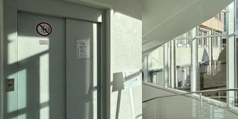 Aufzug u. Treppenhaus