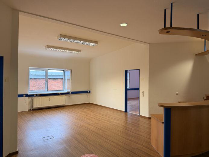 Flexible, helle Bürofläche nahe der Braunschweiger Innenstadt – Aufzug & Parkplätze – 01_Empfang_und_Hauptbereich