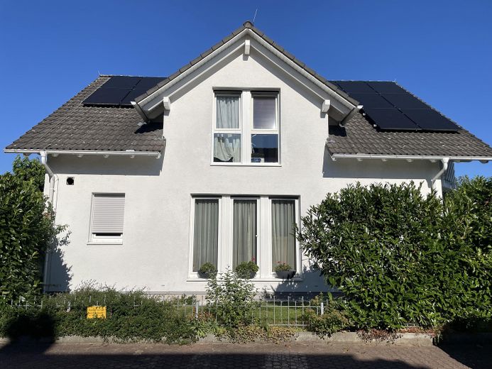 Geniş manzaralı yenilikçi mimar evi; cömert yaşam alanı; modern enerji tedariki – Westseite