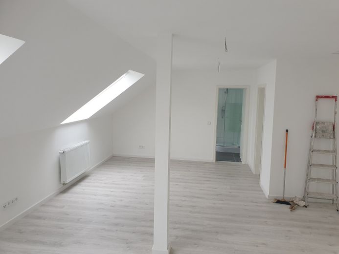 NÄHE BAHNHOF/KAUFLAND,70 m2 DACHGESCHOSS WOHNUNG ZU VERMIETEN,SOFORT FREI – Foto 1