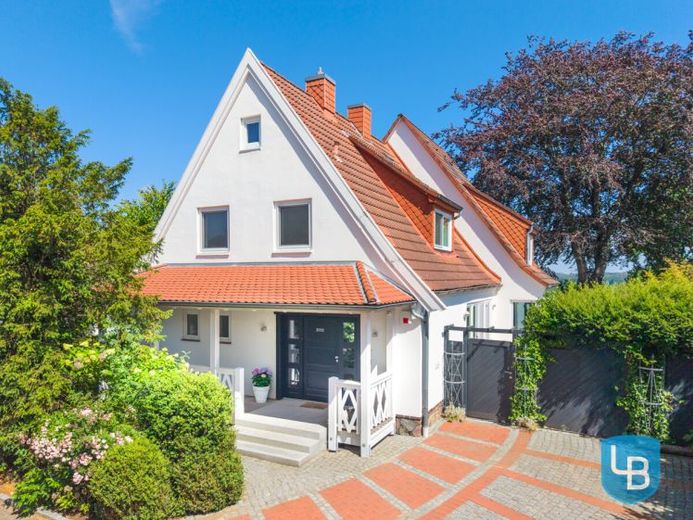 Wohnen auf höchstem Niveau – Villa mit Pool in einzigartiger Seelage – Foto 1