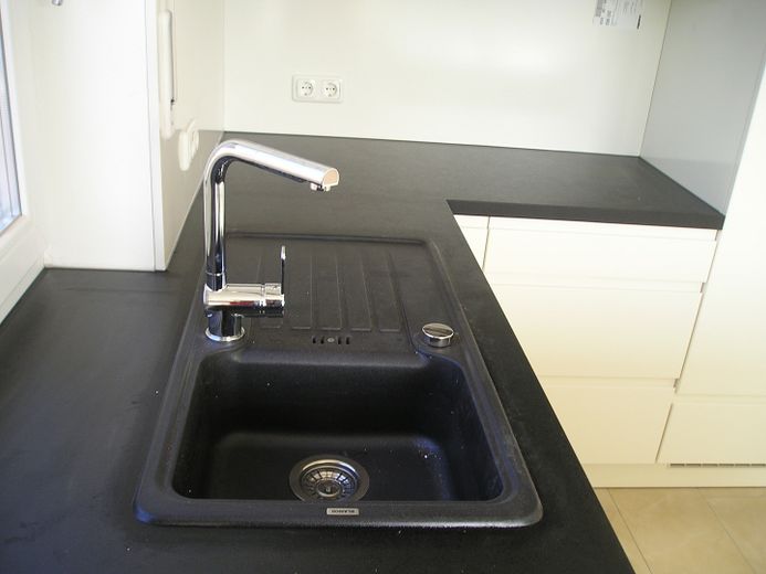 Küchenspüle mit Ablage