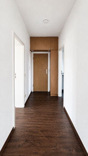 Şık 3 odalı daire, kış bahçeli - Kaiser-Otto-Ring – Flur mit Einbauschrank
