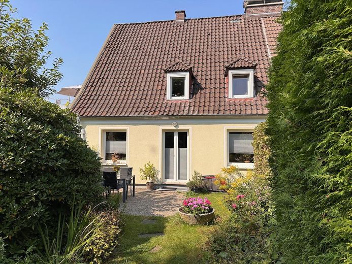 Südfassade mit Garten