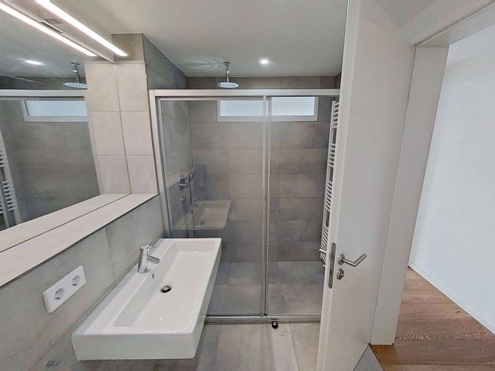Luminoso piso de 3 habitaciones con BALCÓN y moderna COCINA INTEGRADA en el oeste de Stuttgart – Ansicht I: Bad