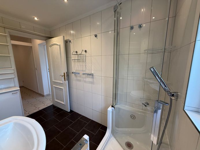 Wunderschöne leerstehende Zweizimmerwohnung mit Garage – Badezimmer3