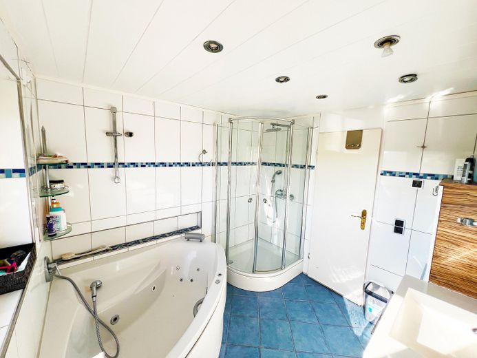 Helles Bad mit Dusche