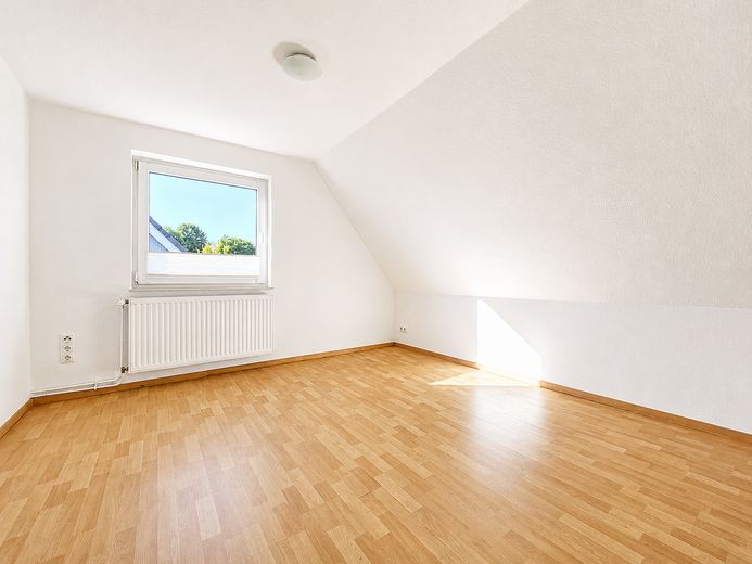 Affascinante casa bifamiliare con ampio giardino in buona posizione – senza provvigione – Schlafzimmer (OG)