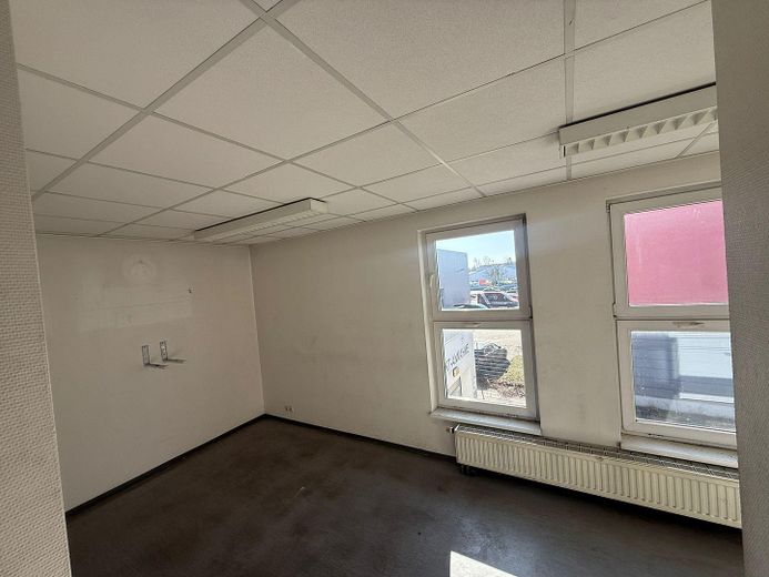 Car dealership with motor vehicle workshop & tire service TÜV in Berlin-Köpenick available for flexible rental – Bürofläche