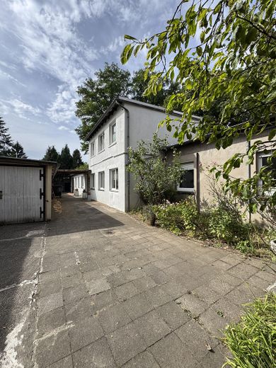 Schöne 4 Zimmer-Wohnung zu vermieten mit Balkon – Hofseite