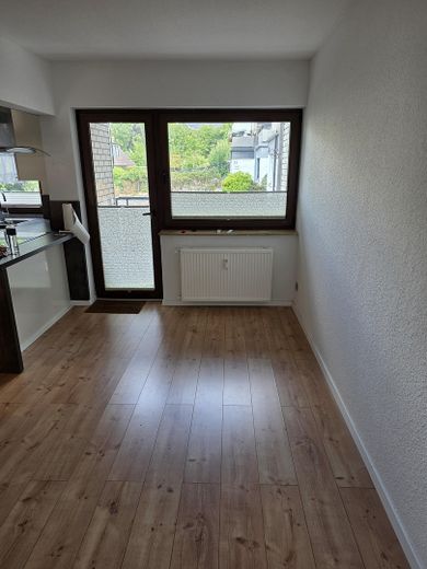 Атмосфера будинку замість квартири 108,5 м² комфорту для життя з каміном 2 балконами та сучасною кухнею в Solingen-Wald – Ausgang Balkon 2. Ebene