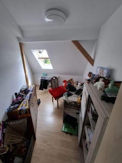 Luminoso appartamento mansardato | 2 locali, cucina, letto rialzato e vasca da bagno | Animali domestici "Sì" – Kleines separates Zimmer