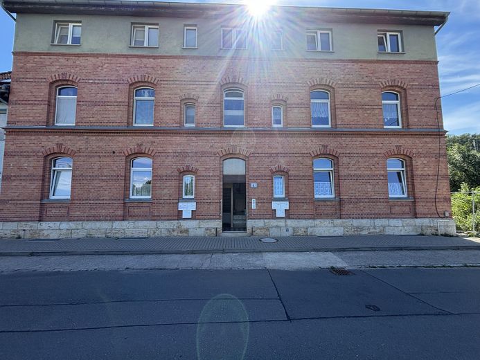 Helle 3-Zimmer-Dachgeschosswohnung mit Balkon & Einbauküche – Haustiere erlaubt – Haus von vorne