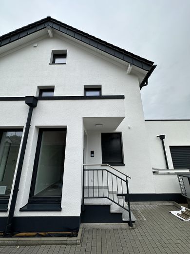 Premium 3-Zimmer-Maisonette-Wohnung mit offener Wohn-Ess-Küche, Dachterrasse & Fußbodenheizung – Separater Eingangsbereich