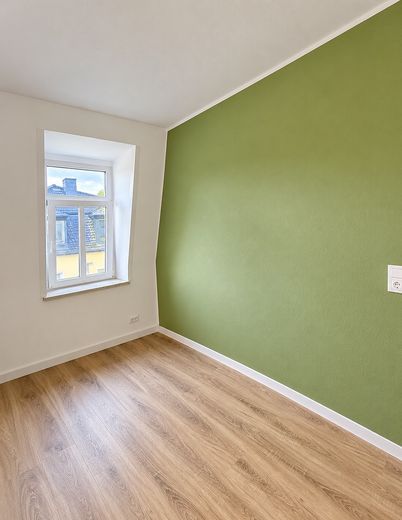 Helle Maisonette mit moderner Küche, 2 Bädern und 3 Zimmern – Wohnzimmer