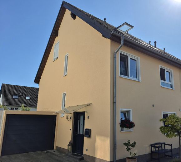 Top gepflegte Doppelhaushälfte in Becklem | 6 Zimmer | Wärmepumpe | PV-Anlage | A+ Energieeffizienz – Hausansicht