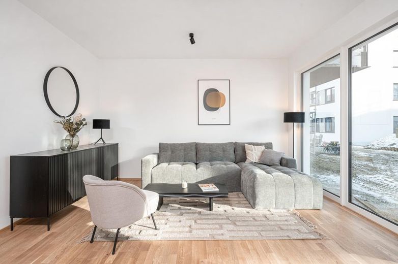 أجواء سكنية عصرية في باسدورف: شقة من 3 غرف مع شرفة جنوبية (A2 WE 20) – Musterwohnung: Wohnzimmer