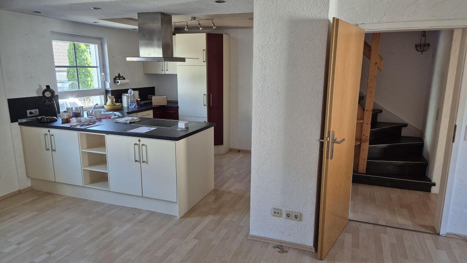 €12,000 saved on estate agent fees! Modernised semi-detached house with garden: close to the centre, quiet, low ancillary costs – Wohnküche EG