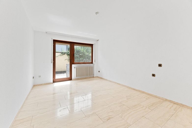 Repräsentatives 2-Familienhaus mit Ausbaupotential in begehrter Wohnlage – EG Kinder-Zi. mit kl. Terrasse
