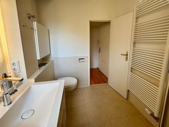 Lietzensee- und Weitblick – charmante, kompakte Wohnung mit Balkon – Bad