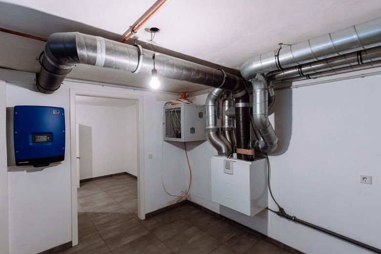 Hochwertige DHH mit Südgarten, PV, Wohnraumlüftung, 2 Wallboxen & ausgebautem Dachgeschoss – Hausanschlussraum Lüftung