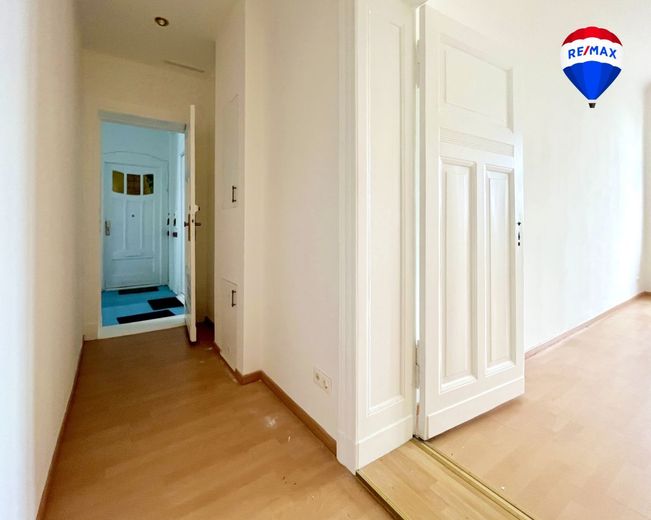 Provisionsfrei: Bezugsfertige, moderne 2-Zimmer-Wohnung mit Balkon &amp; Fahrstuhl  in Berlin Spandau – Flur - Blick in den Hausflur