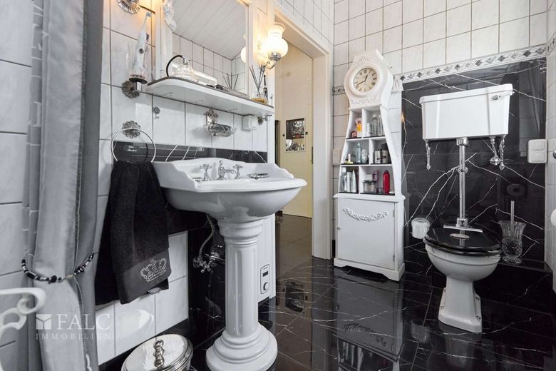 Aussergewöhnliches Architektenhaus sucht neuen Eigentümer – Badezimmer