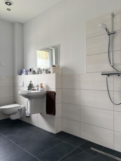 Barrierefreier neuer Bungalow in Nordsee-Nähe mit Luft-Wasser-Wärmepumpe EEK: A + Pool – Gästebad