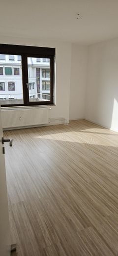 Beautiful 3-room apartment in quiet apartment building with balcony – Zimmer 2