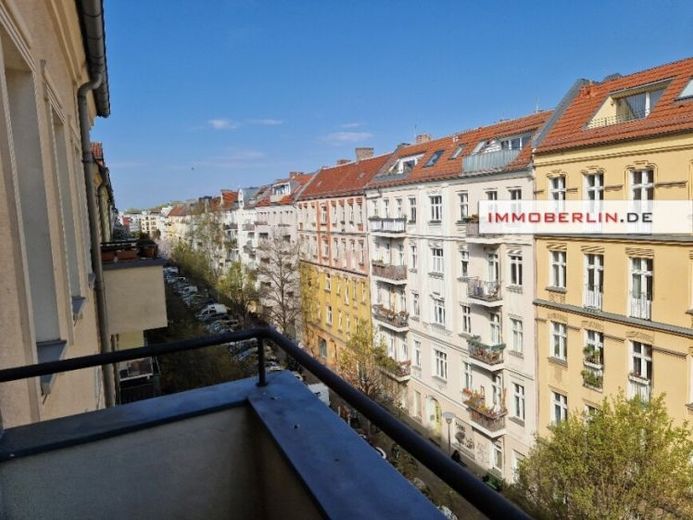 IMMOBERLIN.DE - Характерна квартира в старому будинку з балконами в бажаній локації Gleimkiez – Фотографія 1