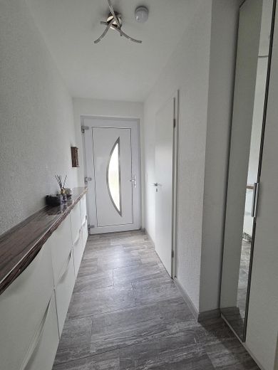 Casa a schiera centrale ben tenuta in posizione adatta alle famiglie a Laudenbach – Eingangsbereich Diele Ansicht2