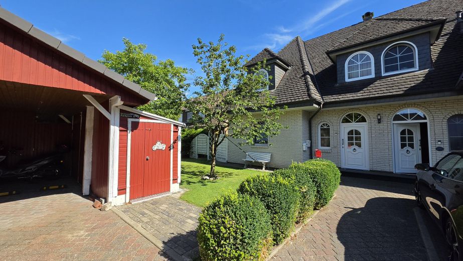 Provisionsfreies, schönes Haus mit Hauptwohnung + 2 Einliegerwohnungen. Mit schönem Garten – Carport 2