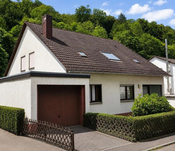 Zweifamilienhaus bezugsfrei – wert 201.000 €, ersteigerbar ab ca. 141.000 € (Termin 28.10.) – Foto 1