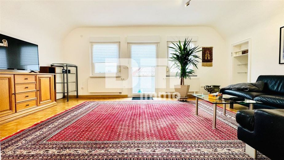 Umfangreich saniertes Ein- bis Zweifamilienhaus in idyllischer Ortsrandlage – OG / DG Wohnzimmer / Zugang Balkon