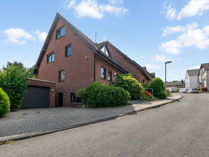 RESERVIERT - Das perfekte Raumwunder: Ihr neues Familienparadies mit Einliegerwohnung – फोटो 1