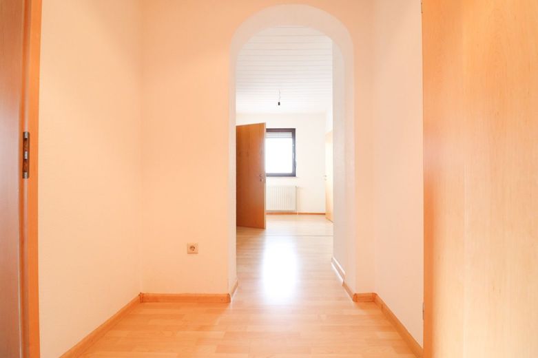 Großes Haus -Potenzial für 3-4 Wohneinheiten Scheune Stellplätze hohe Renditechance Familienparadies – Geräumiger Flur im ersten Stock- gut abtrennbar