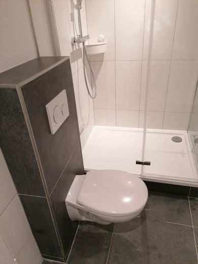 Not suitable for family! Single rooms near TH Cologne campus, Bayer-Chempark – Bad