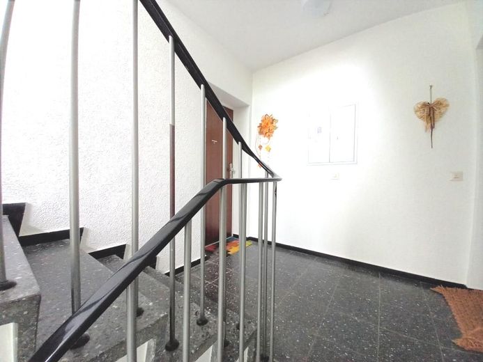 CITYHOUSE: Gut geschnittene Etagenwohnung mit großem Balkon, Keller und eigener Garage – Wohnungseingangsbereich